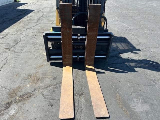 2020 CAT GC55K 12,000 lb LPG forklift with fork positioner, photo 4