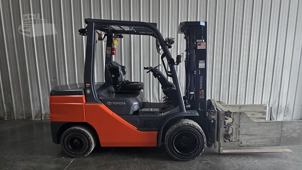 2020 Toyota 8FDU32 complete forklift with clamp attachment