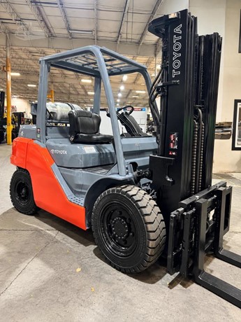 2020 Toyota 8FG40U 9000 lb LPG pneumatic forklift view 2
