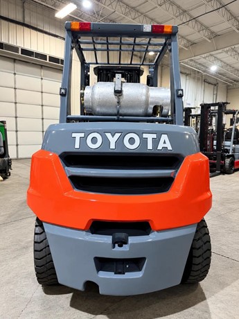 2020 Toyota 8FG40U 9000 lb LPG pneumatic forklift view 3