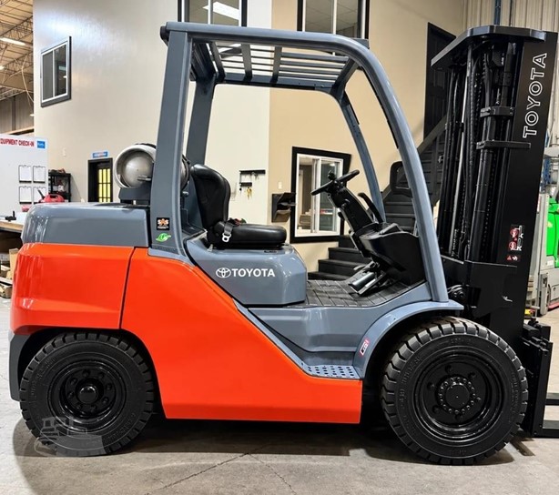2020 Toyota 8FG40U 9000 lb LPG pneumatic forklift view 4