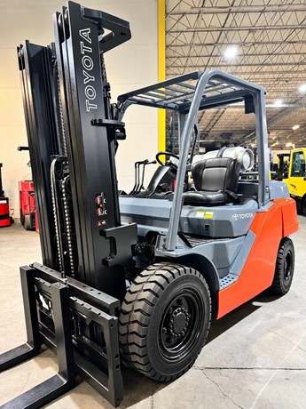 2020 Toyota 8FG40U 9000 lb LPG pneumatic forklift view 5