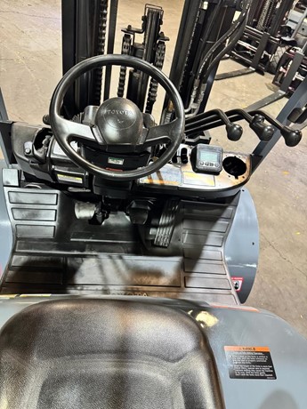 2020 Toyota 8FG40U 9000 lb LPG pneumatic forklift view 7