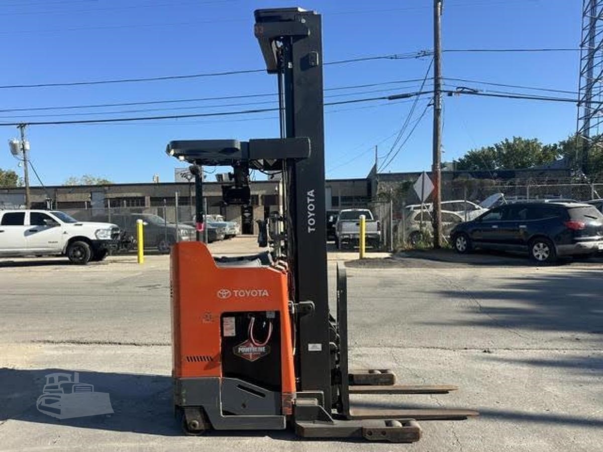 2020 Toyota 9BRU23 4500 lb electric reach forklift photo 1