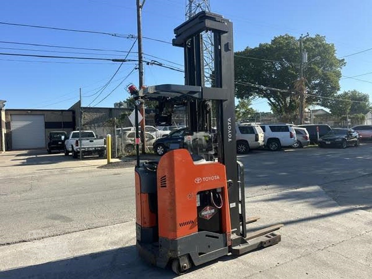 2020 Toyota 9BRU23 4500 lb electric reach forklift photo 3