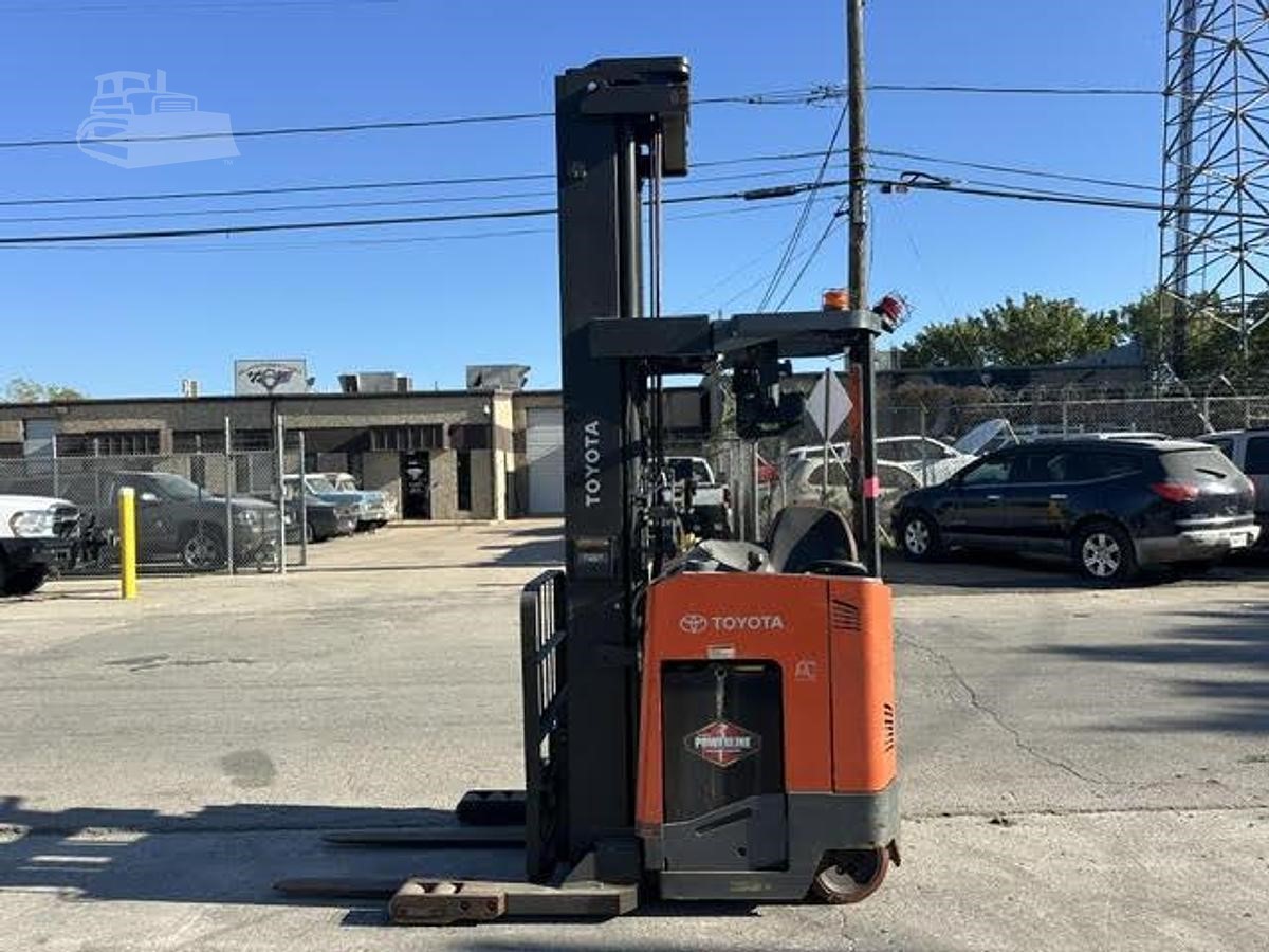 2020 Toyota 9BRU23 4500 lb electric reach forklift photo 6
