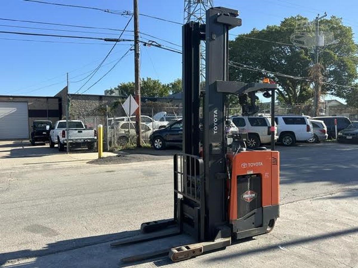 2020 Toyota 9BRU23 4500 lb electric reach forklift photo 8