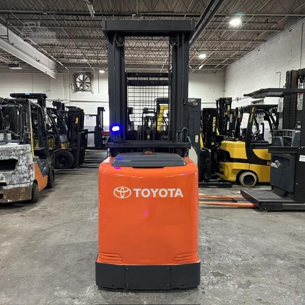 Toyota 8BPU15 electric order picker view 1