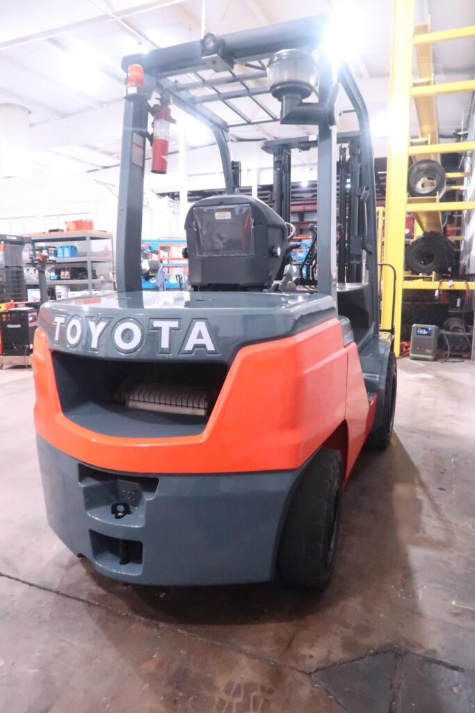 2021 Toyota 8FDU30 6000 lb diesel forklift full rear view