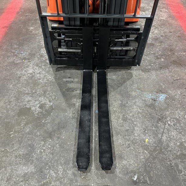 Toyota SR1-HPT40 electric stand-up forklift view 3