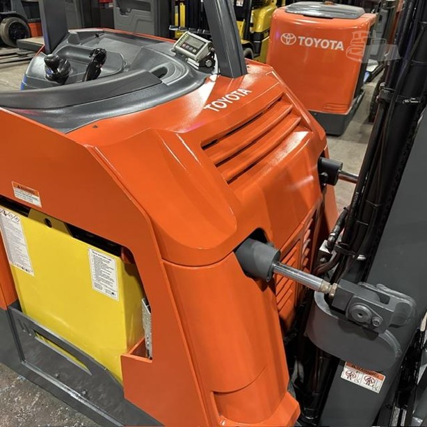 Toyota SR1-HPT40 electric stand-up forklift view 5