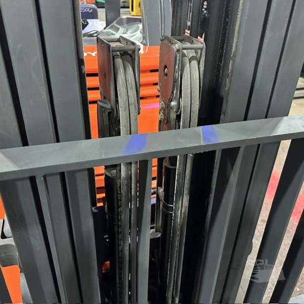 Toyota SR1-HPT40 electric stand-up forklift view 6