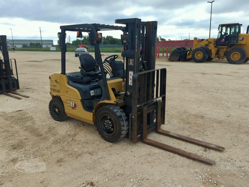 2023 CAT DP30N 6,000 lb diesel forklift with side shift, photo 1