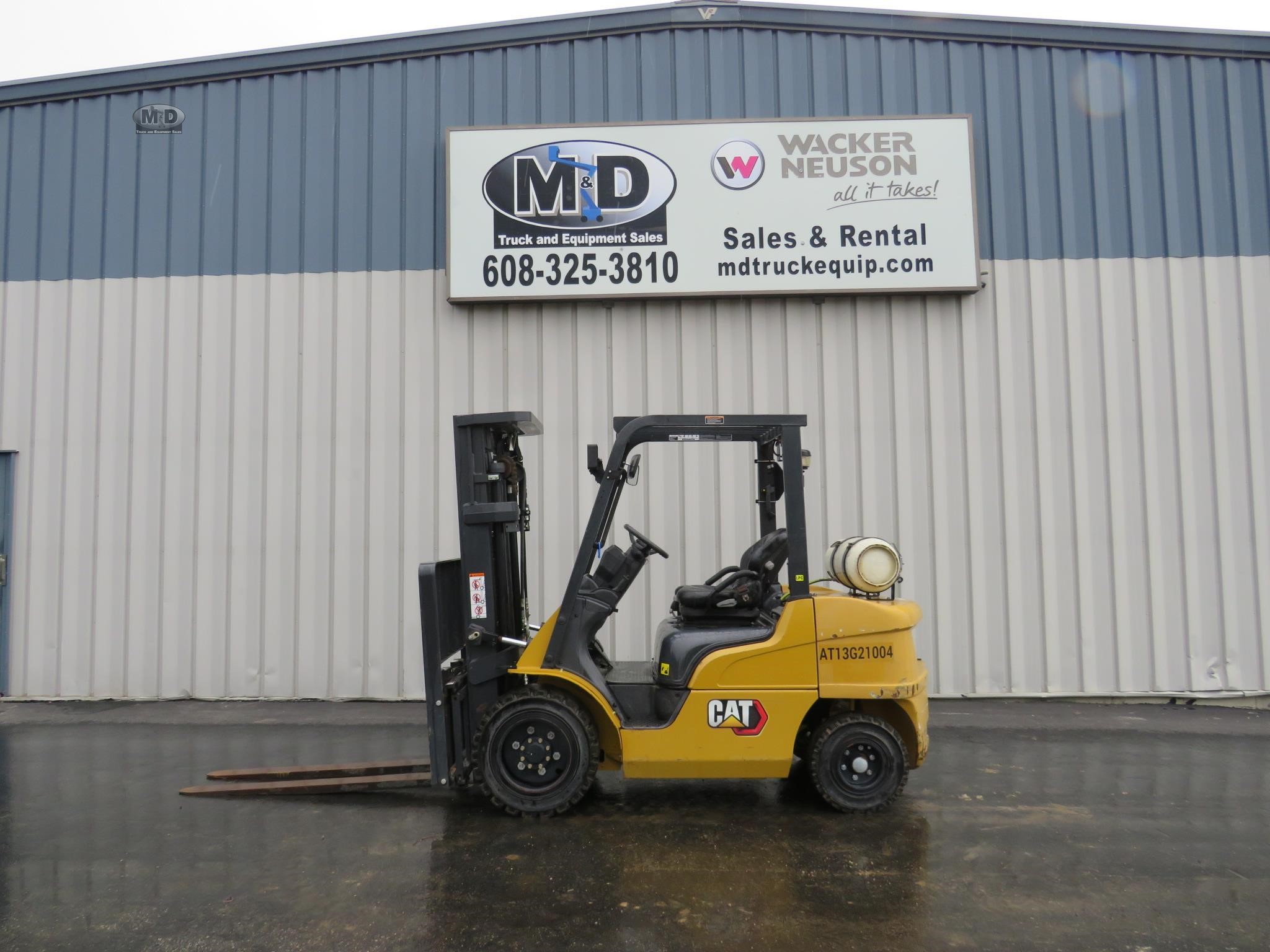 2023 CAT GP30N 6,000 lb LPG forklift with 60-inch forks, photo 1