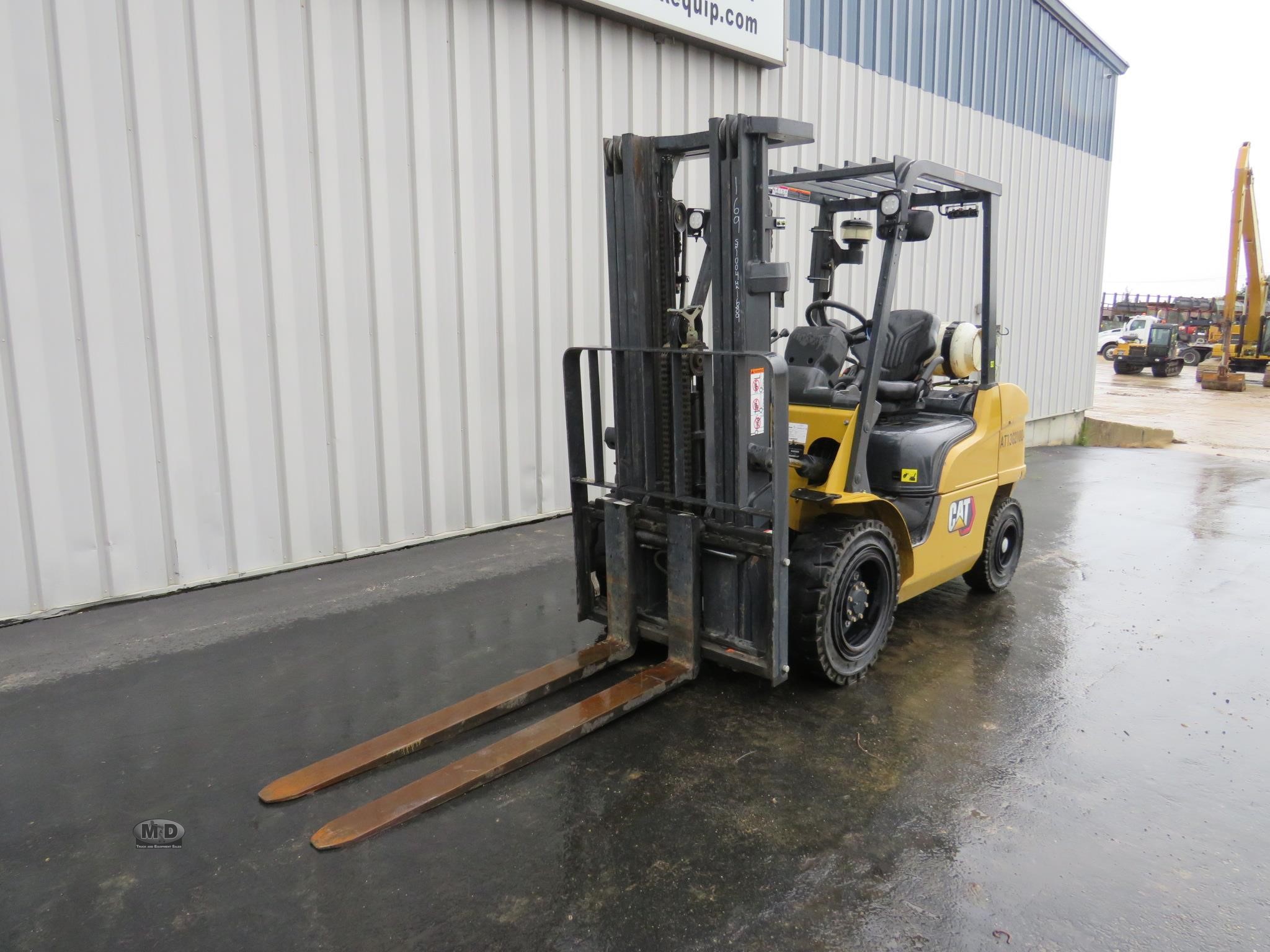 2023 CAT GP30N 6,000 lb LPG forklift with 60-inch forks, photo 2