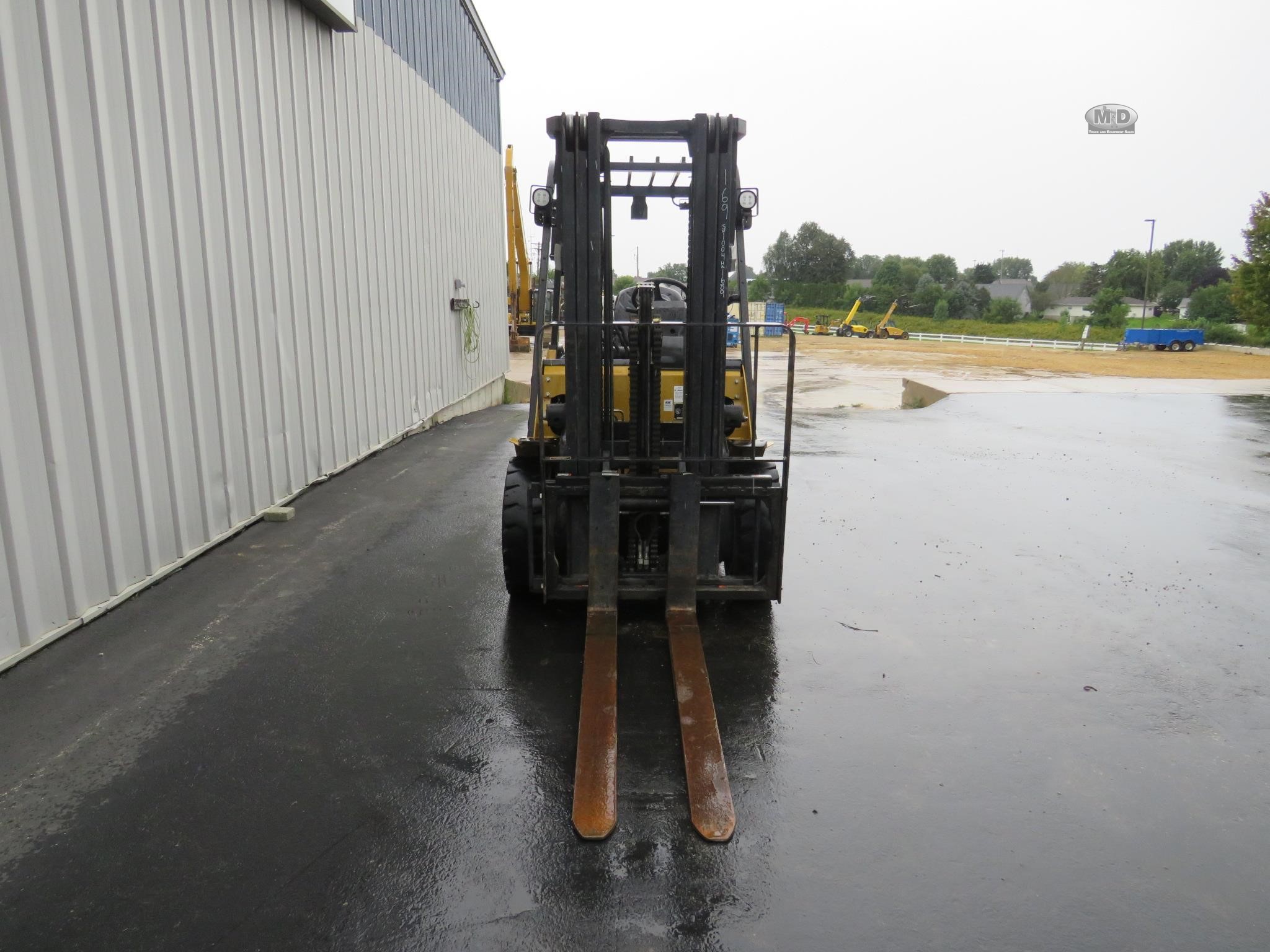 2023 CAT GP30N 6,000 lb LPG forklift with 60-inch forks, photo 3