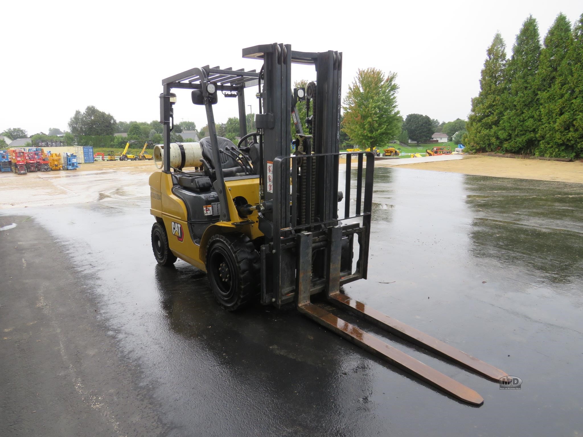 2023 CAT GP30N 6,000 lb LPG forklift with 60-inch forks, photo 4