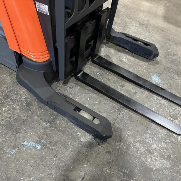 Toyota RF1-BH1X35 electric reach truck view 3
