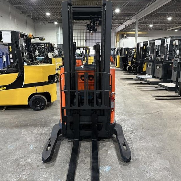 Toyota RF1-BH1X35 electric reach truck view 4