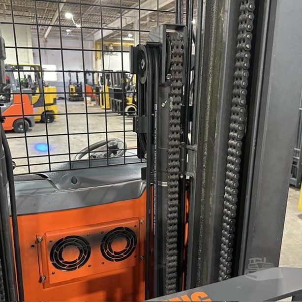 Toyota RF1-BH1X35 electric reach truck view 6