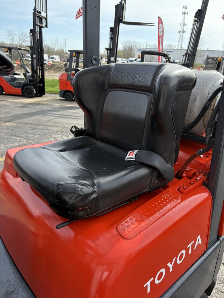 Toyota 42-6FGCU15 forklift operator seat