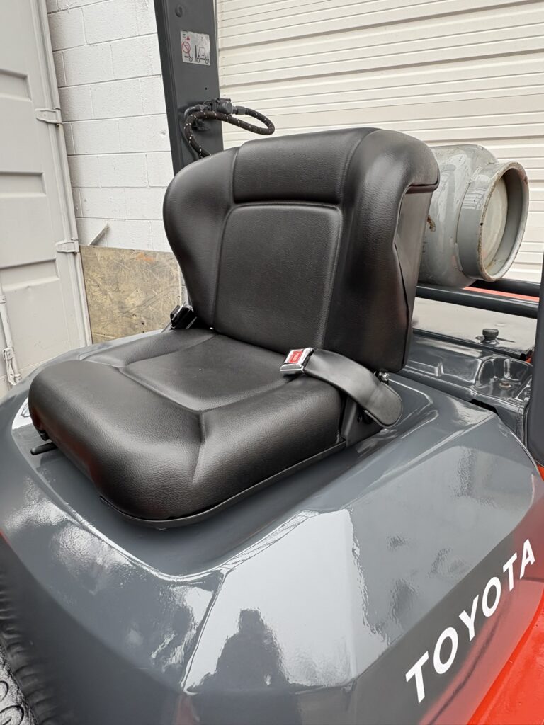Toyota 7FGU35 forklift operator seat