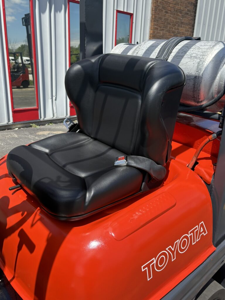 Toyota 42-6FGCU20 forklift operator seat