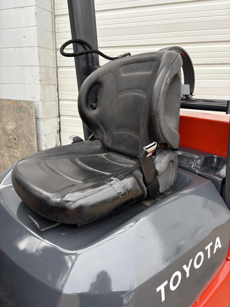 Toyota 7FGCU25 forklift operator seat