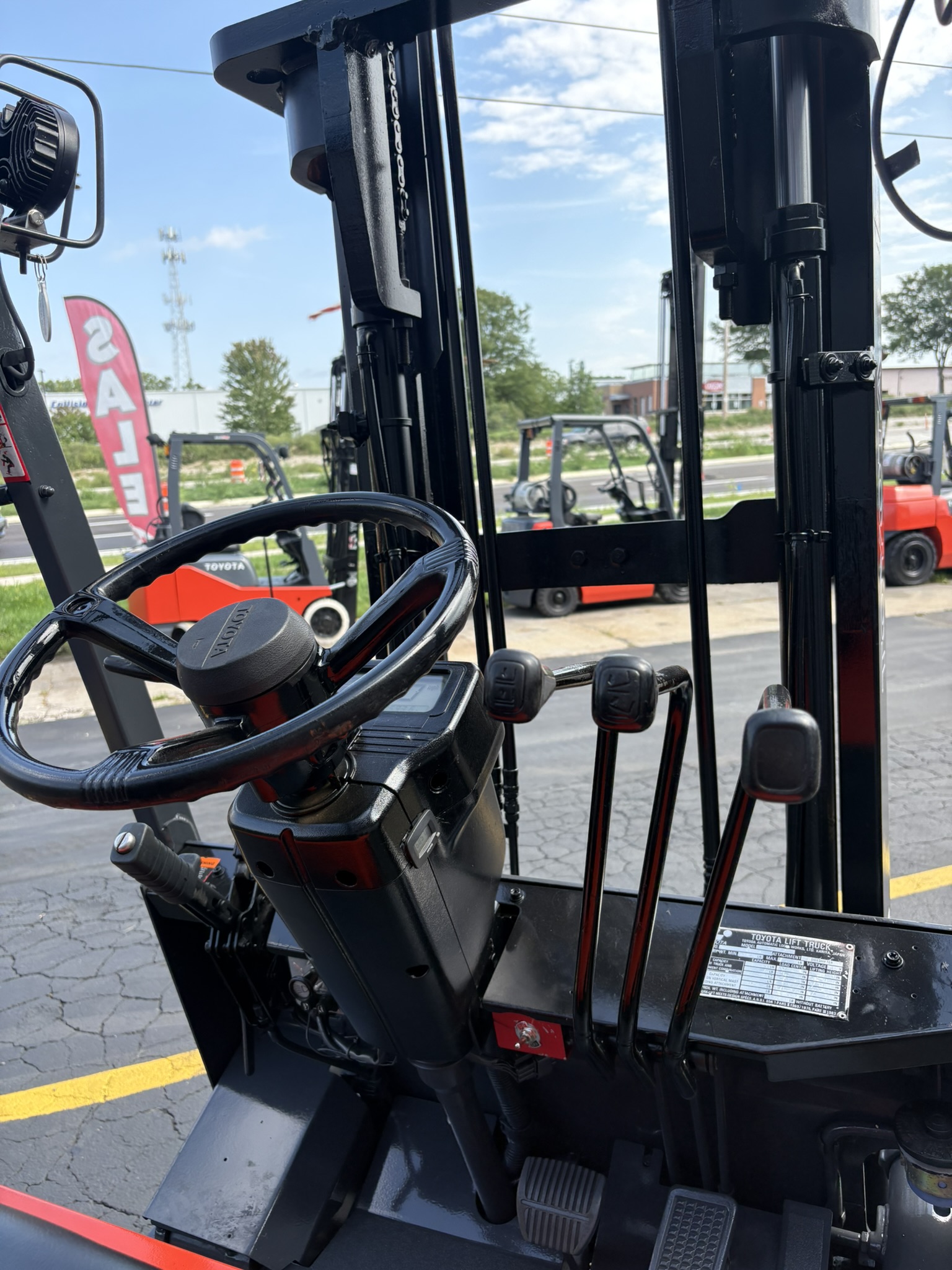 1994 Toyota 5FBC25 operator controls and mast - Tank Land Ventures