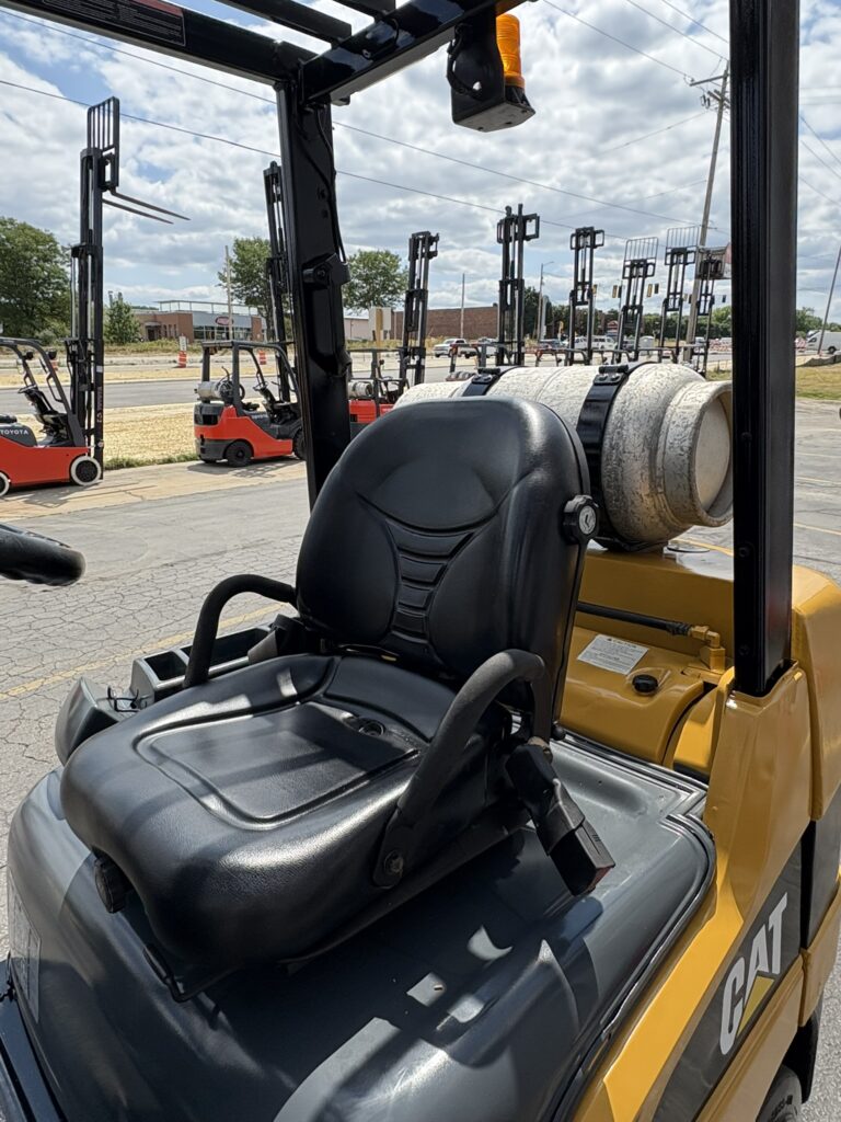 2013 CAT 2C5000 forklift operator seat
