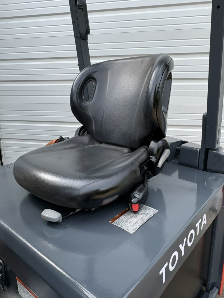 Toyota 8FBCU25 forklift operator seat