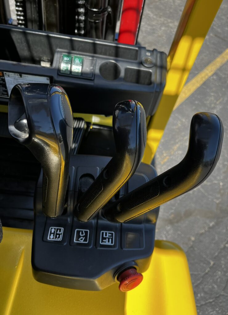 Hyster E55XN-33 forklift hydraulic control levers