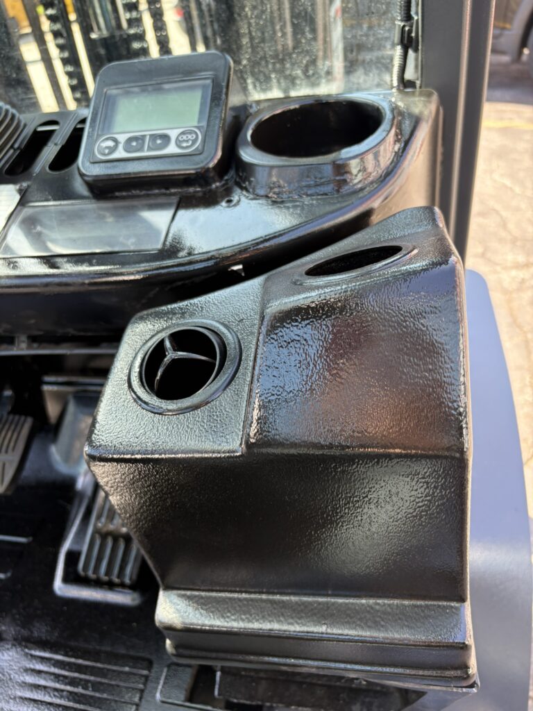 Toyota 8FGU25 forklift console and cupholders