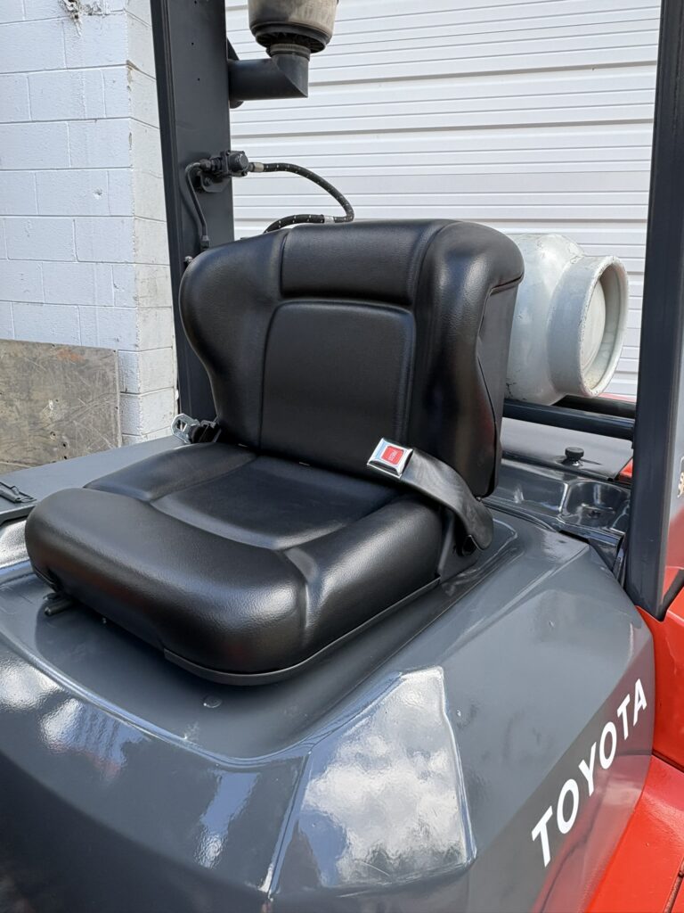 Toyota 7FGU35 forklift operator seat
